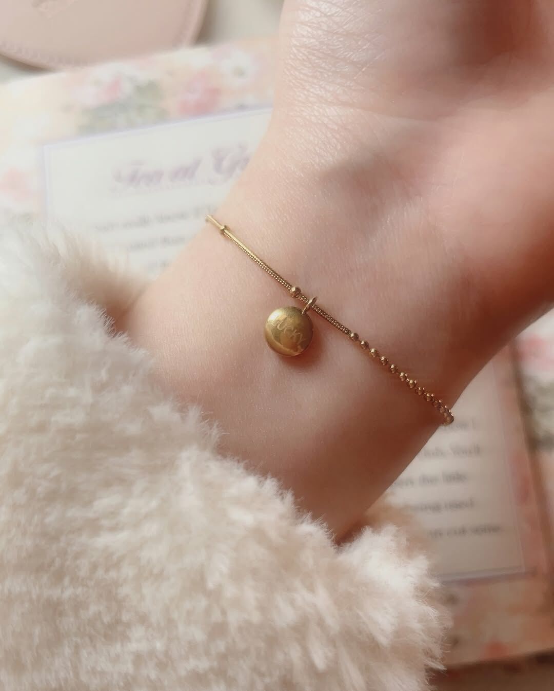 一直覺得戴手鍊很漂亮(⁎⁍̴̛ᴗ⁍̴̛⁎)💕 雖然不像項鍊、耳環那樣明顯 但就是有一種細節感 精緻打扮感✨  鍊子是蛇骨鍊跟珠珠鍊拼接 很有特色 墜子上輕輕寫著LUCKY 是一條漂亮的幸運鍊🍀 幸運鍊…幸運連連!! (諧音梗？ 馬上想到表示幸運連連的Lucky Streak💫 這名字太適合了吧♡ 把幸運都給你⭐️  快一起來戴上幸運手鍊 尾牙抽個大獎巴🧧