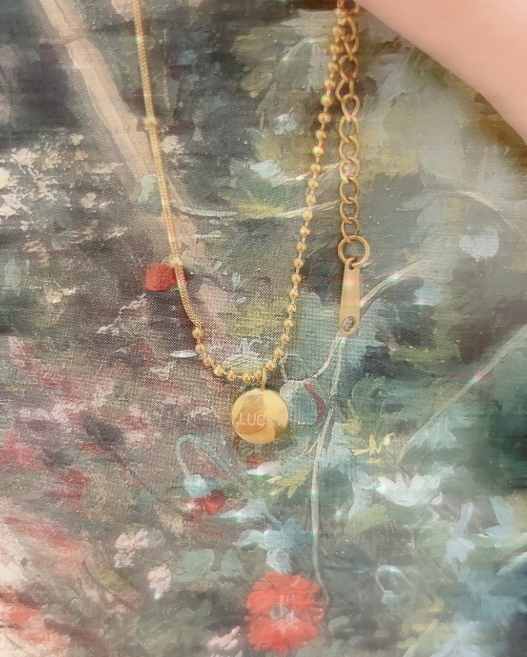 一直覺得戴手鍊很漂亮(⁎⁍̴̛ᴗ⁍̴̛⁎)💕 雖然不像項鍊、耳環那樣明顯 但就是有一種細節感 精緻打扮感✨  鍊子是蛇骨鍊跟珠珠鍊拼接 很有特色 墜子上輕輕寫著LUCKY 是一條漂亮的幸運鍊🍀 幸運鍊…幸運連連!! (諧音梗？ 馬上想到表示幸運連連的Lucky Streak💫 這名字太適合了吧♡ 把幸運都給你⭐️  快一起來戴上幸運手鍊 尾牙抽個大獎巴🧧