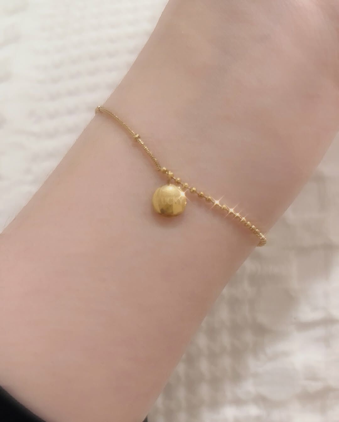 一直覺得戴手鍊很漂亮(⁎⁍̴̛ᴗ⁍̴̛⁎)💕 雖然不像項鍊、耳環那樣明顯 但就是有一種細節感 精緻打扮感✨  鍊子是蛇骨鍊跟珠珠鍊拼接 很有特色 墜子上輕輕寫著LUCKY 是一條漂亮的幸運鍊🍀 幸運鍊…幸運連連!! (諧音梗？ 馬上想到表示幸運連連的Lucky Streak💫 這名字太適合了吧♡ 把幸運都給你⭐️  快一起來戴上幸運手鍊 尾牙抽個大獎巴🧧