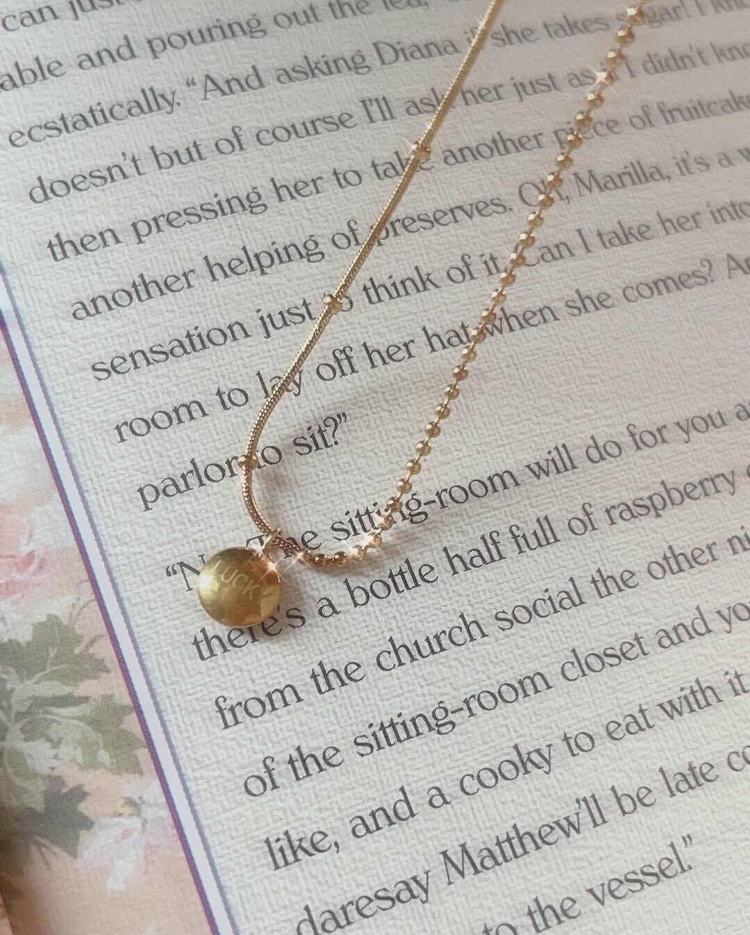 一直覺得戴手鍊很漂亮(⁎⁍̴̛ᴗ⁍̴̛⁎)💕 雖然不像項鍊、耳環那樣明顯 但就是有一種細節感 精緻打扮感✨  鍊子是蛇骨鍊跟珠珠鍊拼接 很有特色 墜子上輕輕寫著LUCKY 是一條漂亮的幸運鍊🍀 幸運鍊…幸運連連!! (諧音梗？ 馬上想到表示幸運連連的Lucky Streak💫 這名字太適合了吧♡ 把幸運都給你⭐️  快一起來戴上幸運手鍊 尾牙抽個大獎巴🧧