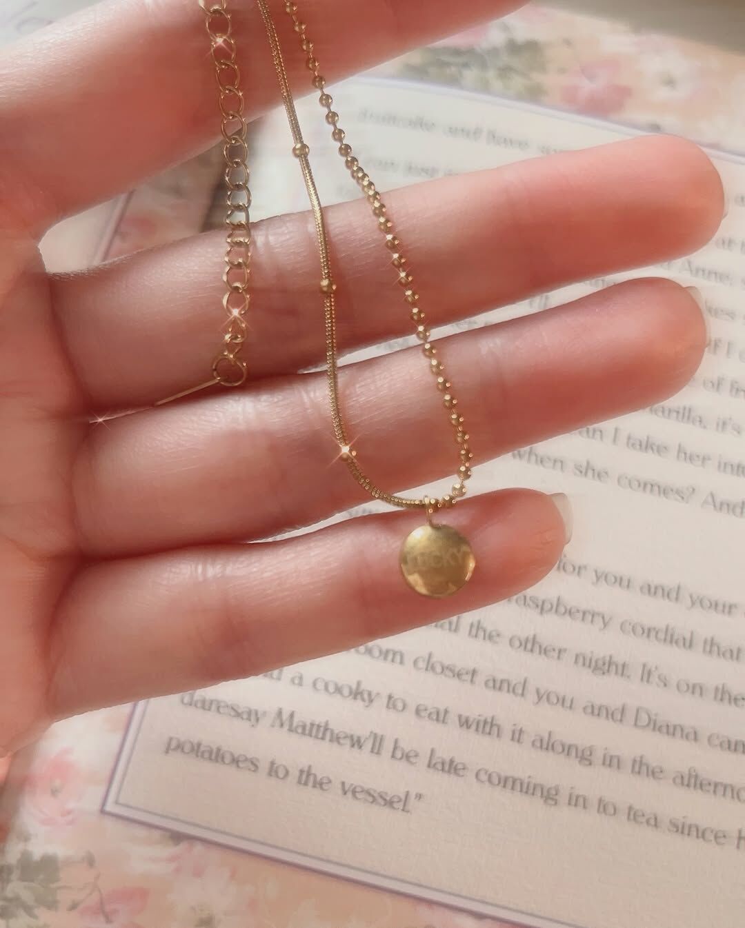 一直覺得戴手鍊很漂亮(⁎⁍̴̛ᴗ⁍̴̛⁎)💕 雖然不像項鍊、耳環那樣明顯 但就是有一種細節感 精緻打扮感✨  鍊子是蛇骨鍊跟珠珠鍊拼接 很有特色 墜子上輕輕寫著LUCKY 是一條漂亮的幸運鍊🍀 幸運鍊…幸運連連!! (諧音梗？ 馬上想到表示幸運連連的Lucky Streak💫 這名字太適合了吧♡ 把幸運都給你⭐️  快一起來戴上幸運手鍊 尾牙抽個大獎巴🧧