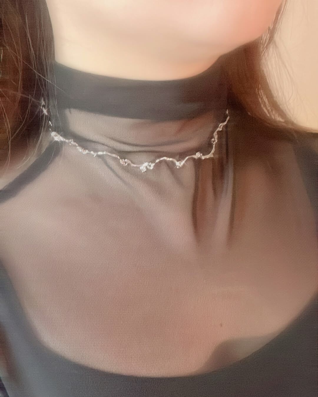 一直在找這種不規則波浪又亮亮的頸鏈 像是戴了星星燈串在脖子上的💫 又想要永遠不氧化褪色的材質 真的找了好久好久 才找到各方面符合的 終於找到漂亮的它了～～～💕  好幾個彎曲的長管 拼接成波浪的形狀 然後再加幾個小鑽點綴 戴在脖子上好好看噢 好喜歡🥹  冬天穿各種打底衣時 再戴上它 整個看起來就像是很會打扮的人耶👢🧣🧤 為穿搭加了好多分✨