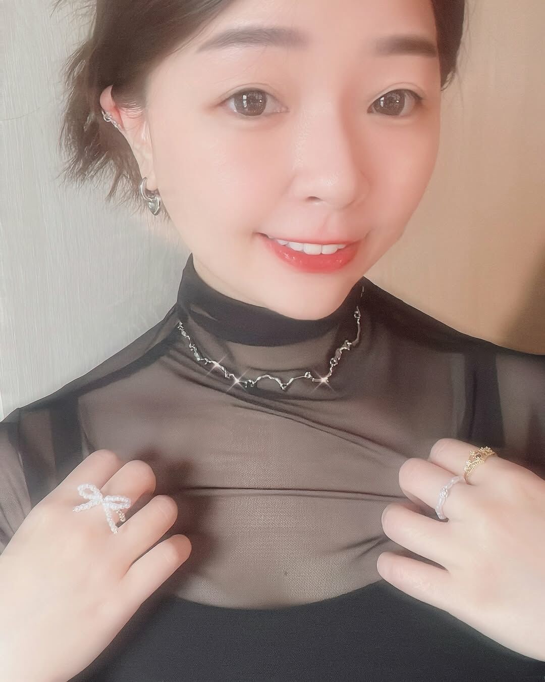 一直在找這種不規則波浪又亮亮的頸鏈 像是戴了星星燈串在脖子上的💫 又想要永遠不氧化褪色的材質 真的找了好久好久 才找到各方面符合的 終於找到漂亮的它了～～～💕  好幾個彎曲的長管 拼接成波浪的形狀 然後再加幾個小鑽點綴 戴在脖子上好好看噢 好喜歡🥹  冬天穿各種打底衣時 再戴上它 整個看起來就像是很會打扮的人耶👢🧣🧤 為穿搭加了好多分✨