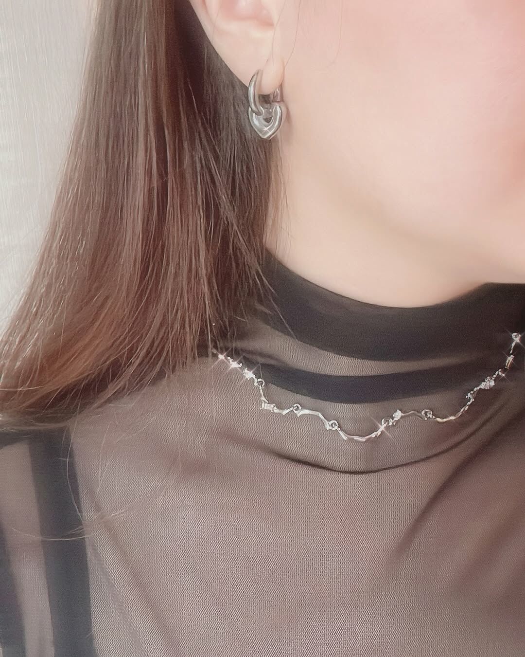 一直在找這種不規則波浪又亮亮的頸鏈 像是戴了星星燈串在脖子上的💫 又想要永遠不氧化褪色的材質 真的找了好久好久 才找到各方面符合的 終於找到漂亮的它了～～～💕  好幾個彎曲的長管 拼接成波浪的形狀 然後再加幾個小鑽點綴 戴在脖子上好好看噢 好喜歡🥹  冬天穿各種打底衣時 再戴上它 整個看起來就像是很會打扮的人耶👢🧣🧤 為穿搭加了好多分✨