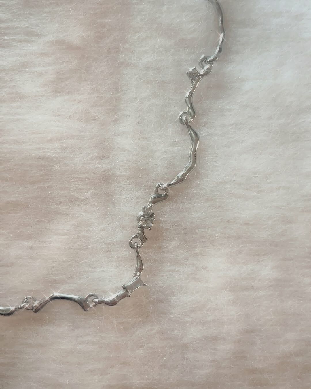 一直在找這種不規則波浪又亮亮的頸鏈 像是戴了星星燈串在脖子上的💫 又想要永遠不氧化褪色的材質 真的找了好久好久 才找到各方面符合的 終於找到漂亮的它了～～～💕  好幾個彎曲的長管 拼接成波浪的形狀 然後再加幾個小鑽點綴 戴在脖子上好好看噢 好喜歡🥹  冬天穿各種打底衣時 再戴上它 整個看起來就像是很會打扮的人耶👢🧣🧤 為穿搭加了好多分✨