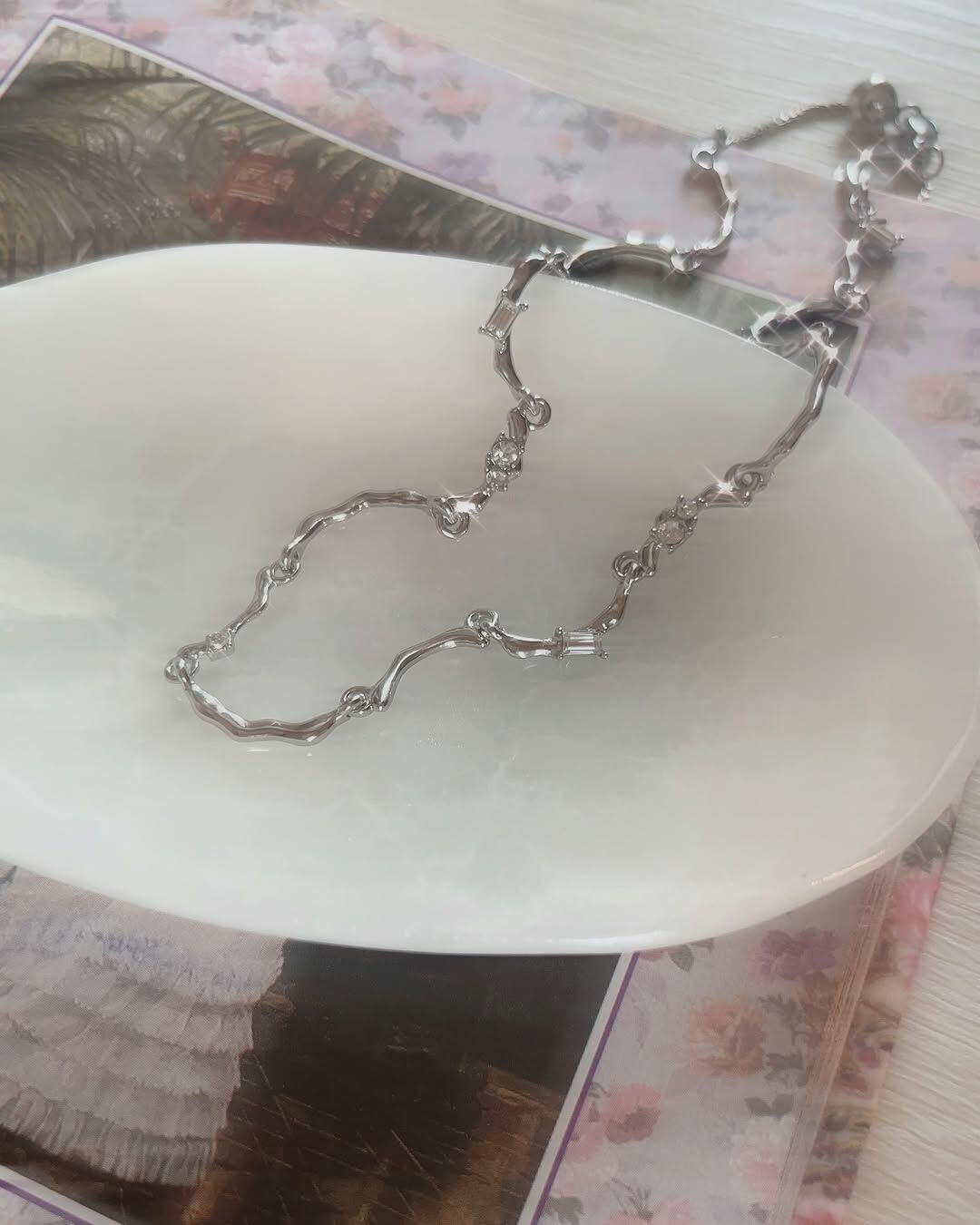 一直在找這種不規則波浪又亮亮的頸鏈 像是戴了星星燈串在脖子上的💫 又想要永遠不氧化褪色的材質 真的找了好久好久 才找到各方面符合的 終於找到漂亮的它了～～～💕  好幾個彎曲的長管 拼接成波浪的形狀 然後再加幾個小鑽點綴 戴在脖子上好好看噢 好喜歡🥹  冬天穿各種打底衣時 再戴上它 整個看起來就像是很會打扮的人耶👢🧣🧤 為穿搭加了好多分✨