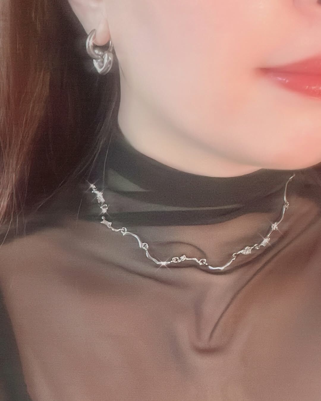 一直在找這種不規則波浪又亮亮的頸鏈 像是戴了星星燈串在脖子上的💫 又想要永遠不氧化褪色的材質 真的找了好久好久 才找到各方面符合的 終於找到漂亮的它了～～～💕  好幾個彎曲的長管 拼接成波浪的形狀 然後再加幾個小鑽點綴 戴在脖子上好好看噢 好喜歡🥹  冬天穿各種打底衣時 再戴上它 整個看起來就像是很會打扮的人耶👢🧣🧤 為穿搭加了好多分✨一直在找這種不規則波浪又亮亮的頸鏈 像是戴了星星燈串在脖子上的💫 又想要永遠不氧化褪色的材質 真的找了好久好久 才找到各方面符合的 終於找到漂亮的它了～～～💕  好幾個彎曲的長管 拼接成波浪的形狀 然後再加幾個小鑽點綴 戴在脖子上好好看噢 好喜歡🥹  冬天穿各種打底衣時 再戴上它 整個看起來就像是很會打扮的人耶👢🧣🧤 為穿搭加了好多分✨