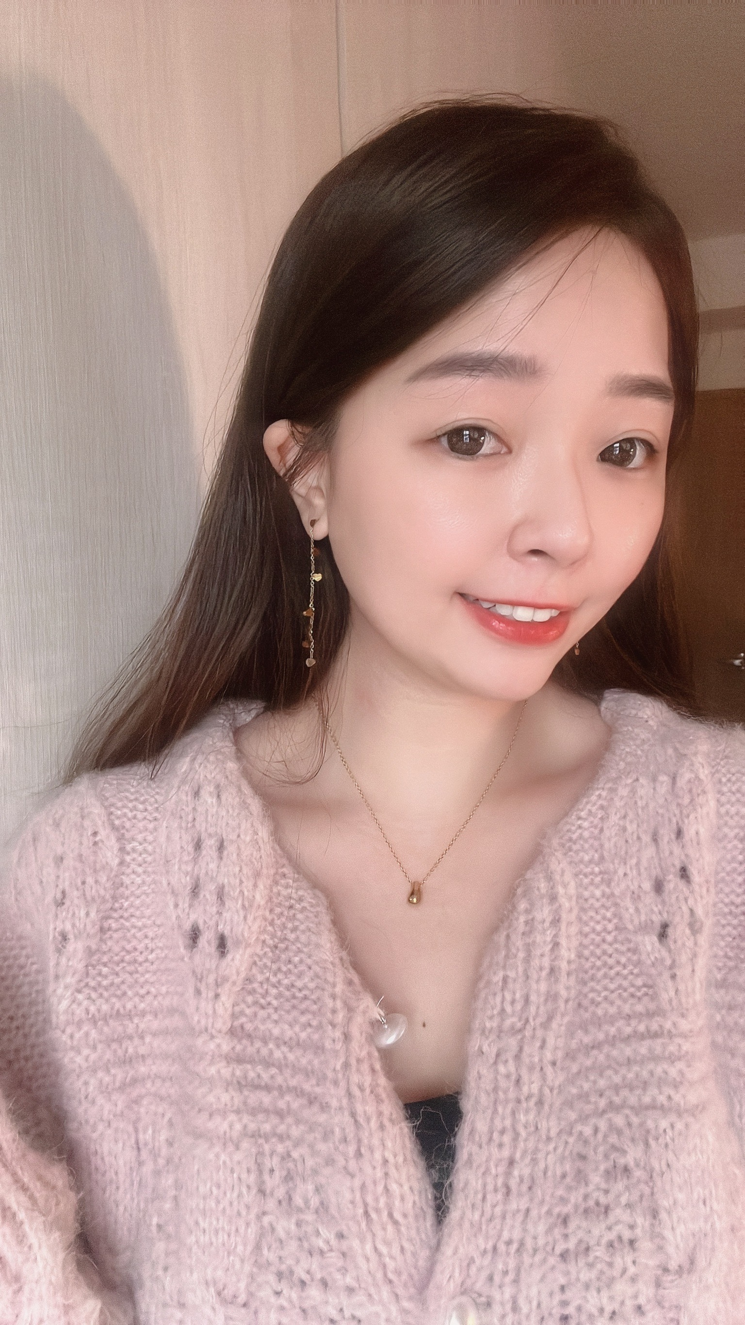 雖然平常很少戴長的垂墜耳環 但是這款愛心連發的耳環太浪漫了💕 有點俏皮也有點優雅🩰 戴起來好漂亮 好好看🤍  隨著擺動一起搖擺的愛心們好奪人眼目👀✨ 而且也蠻修飾臉型的唷😚