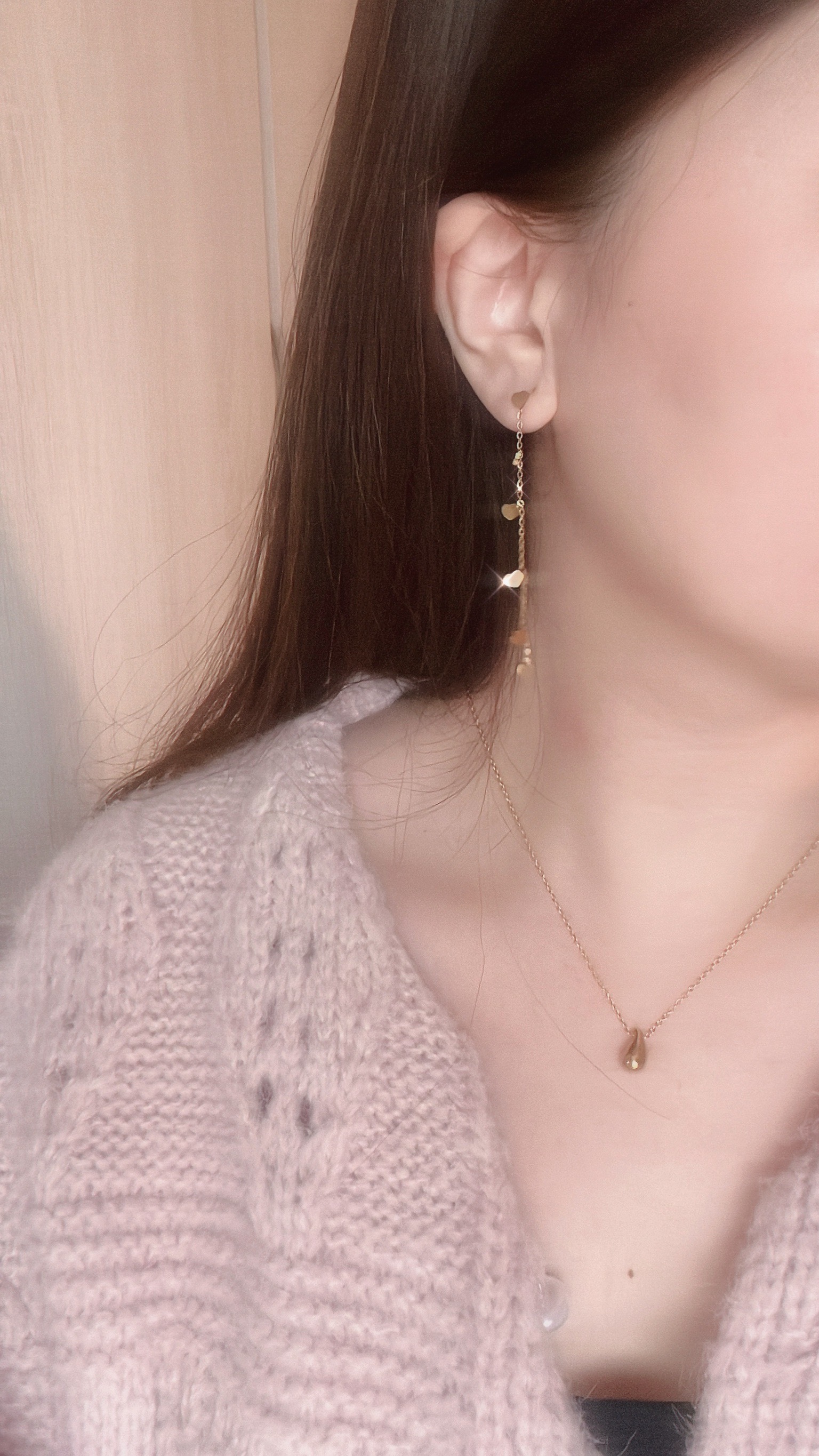 雖然平常很少戴長的垂墜耳環 但是這款愛心連發的耳環太浪漫了💕 有點俏皮也有點優雅🩰 戴起來好漂亮 好好看🤍  隨著擺動一起搖擺的愛心們好奪人眼目👀✨ 而且也蠻修飾臉型的唷😚