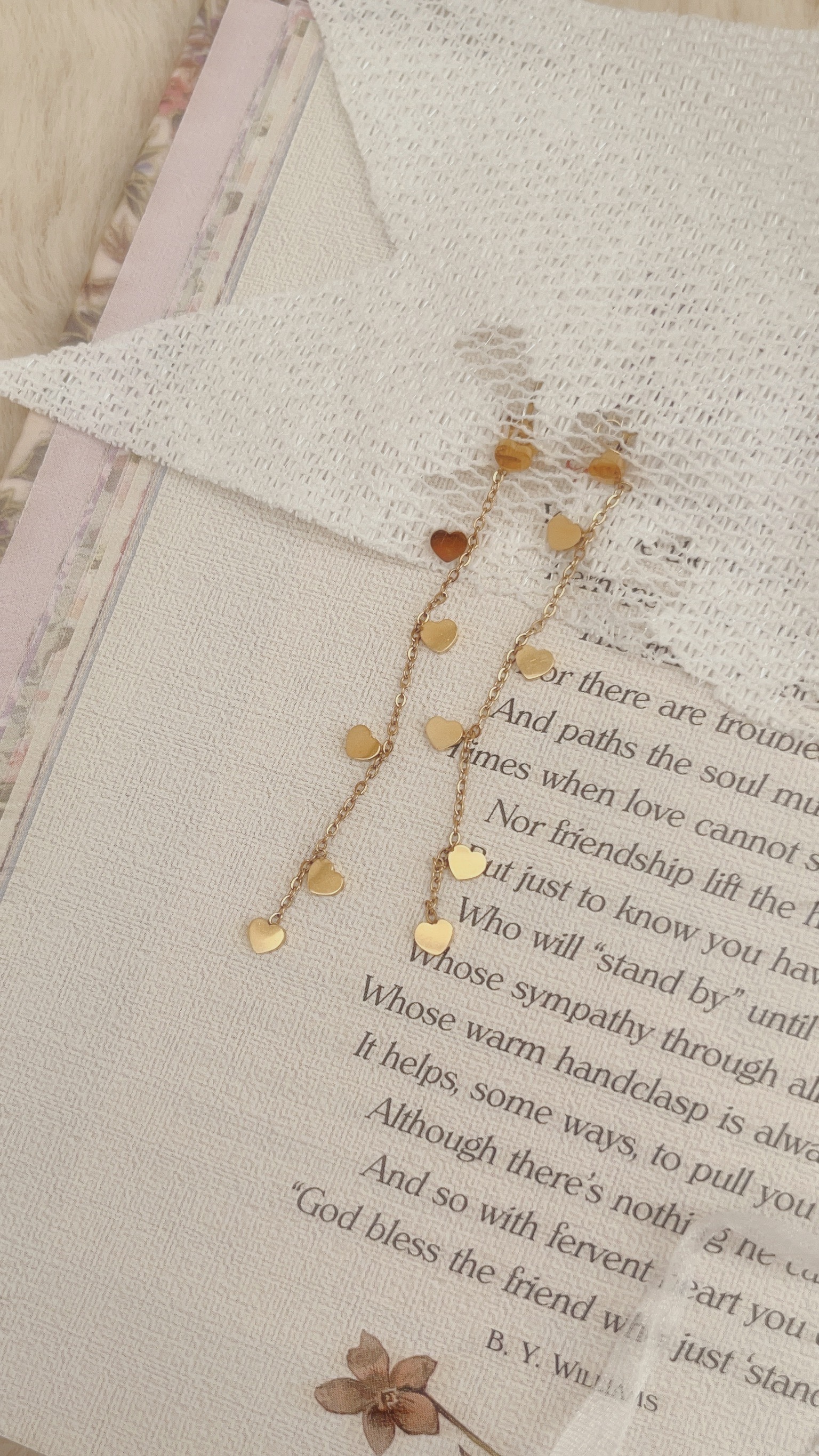 雖然平常很少戴長的垂墜耳環 但是這款愛心連發的耳環太浪漫了💕 有點俏皮也有點優雅🩰 戴起來好漂亮 好好看🤍  隨著擺動一起搖擺的愛心們好奪人眼目👀✨ 而且也蠻修飾臉型的唷😚