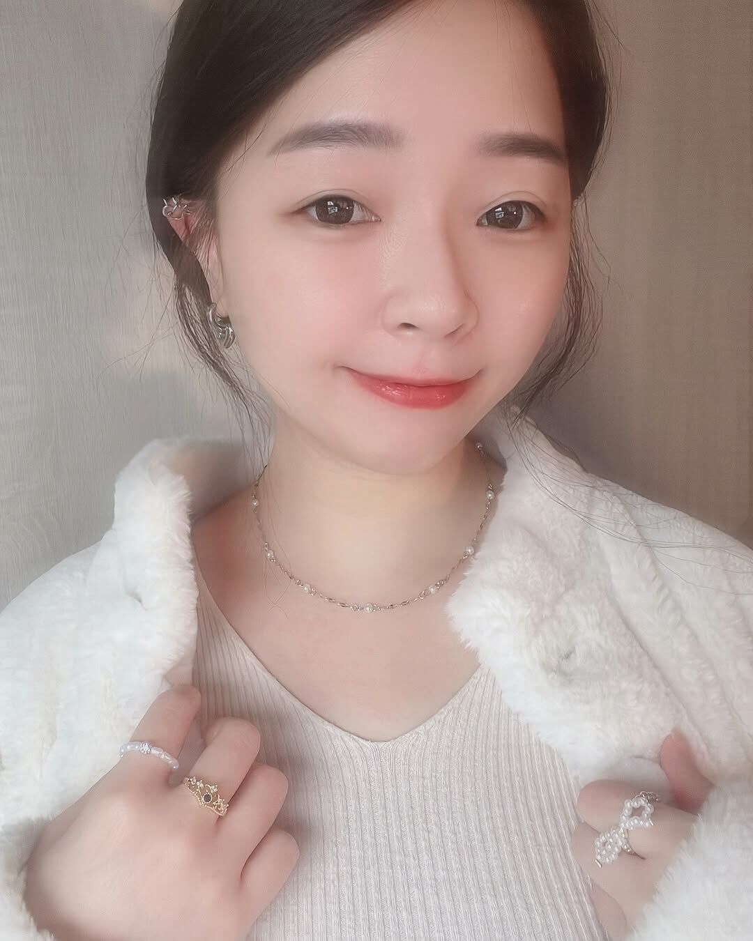 無法抗拒的珍珠項鍊! 一顆顆小珍珠 用水波鍊串連著 很知性 很溫柔 很有質感🐩 頸鏈的設計 像在脖子上圍了一圈光✨ 走到哪 都自帶光芒💫 而且是打了冷白皮的光🤍 水波鍊的設計 也幾乎不怕打結 非常方便🧸 金屬部分是不怕水的醫療鋼材質 不用怕戴久了會氧化發黑唷🌚 只需要負責漂漂亮亮就好💕📷