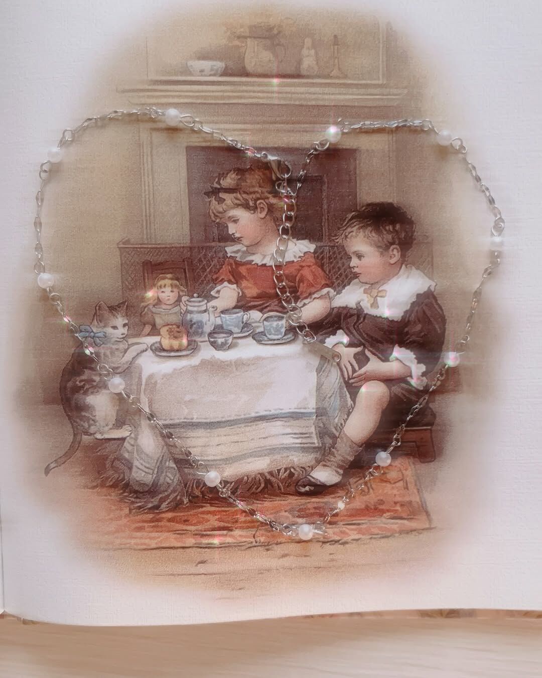 無法抗拒的珍珠項鍊! 一顆顆小珍珠 用水波鍊串連著 很知性 很溫柔 很有質感🐩 頸鏈的設計 像在脖子上圍了一圈光✨ 走到哪 都自帶光芒💫 而且是打了冷白皮的光🤍 水波鍊的設計 也幾乎不怕打結 非常方便🧸 金屬部分是不怕水的醫療鋼材質 不用怕戴久了會氧化發黑唷🌚 只需要負責漂漂亮亮就好💕📷