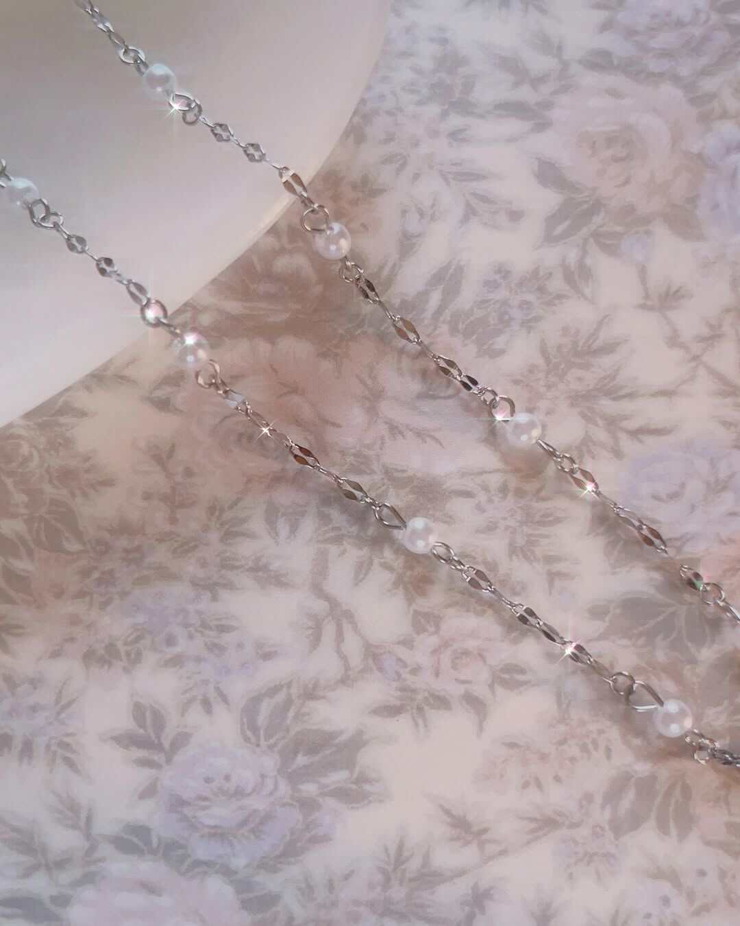 無法抗拒的珍珠項鍊! 一顆顆小珍珠 用水波鍊串連著 很知性 很溫柔 很有質感🐩 頸鏈的設計 像在脖子上圍了一圈光✨ 走到哪 都自帶光芒💫 而且是打了冷白皮的光🤍 水波鍊的設計 也幾乎不怕打結 非常方便🧸 金屬部分是不怕水的醫療鋼材質 不用怕戴久了會氧化發黑唷🌚 只需要負責漂漂亮亮就好💕📷