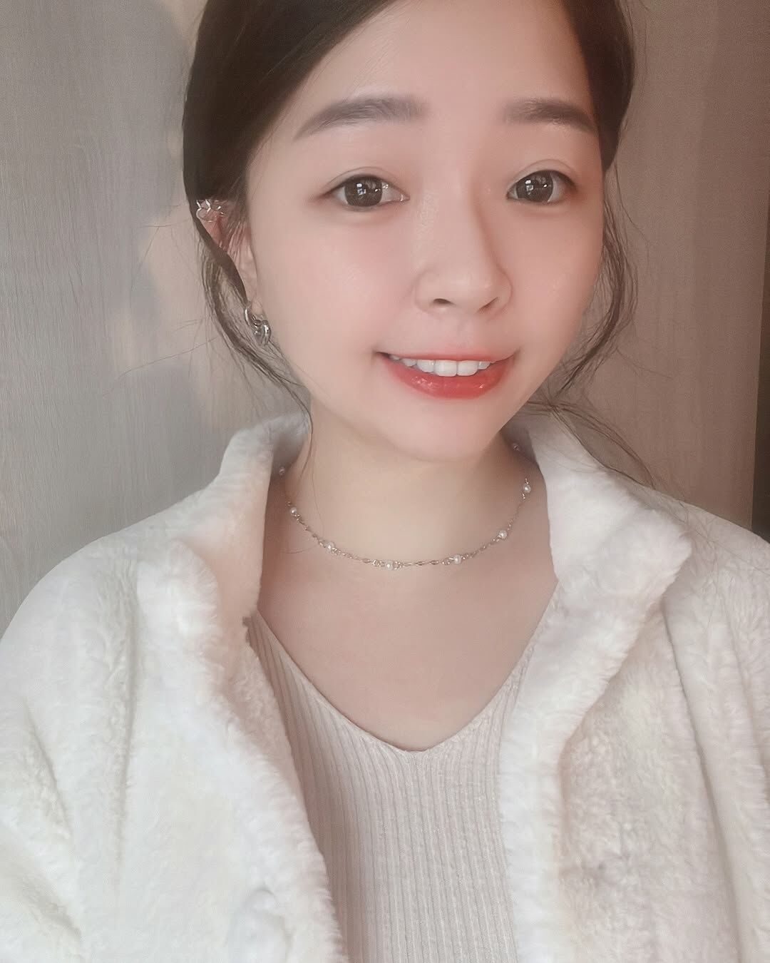 無法抗拒的珍珠項鍊! 一顆顆小珍珠 用水波鍊串連著 很知性 很溫柔 很有質感🐩 頸鏈的設計 像在脖子上圍了一圈光✨ 走到哪 都自帶光芒💫 而且是打了冷白皮的光🤍 水波鍊的設計 也幾乎不怕打結 非常方便🧸 金屬部分是不怕水的醫療鋼材質 不用怕戴久了會氧化發黑唷🌚 只需要負責漂漂亮亮就好💕📷