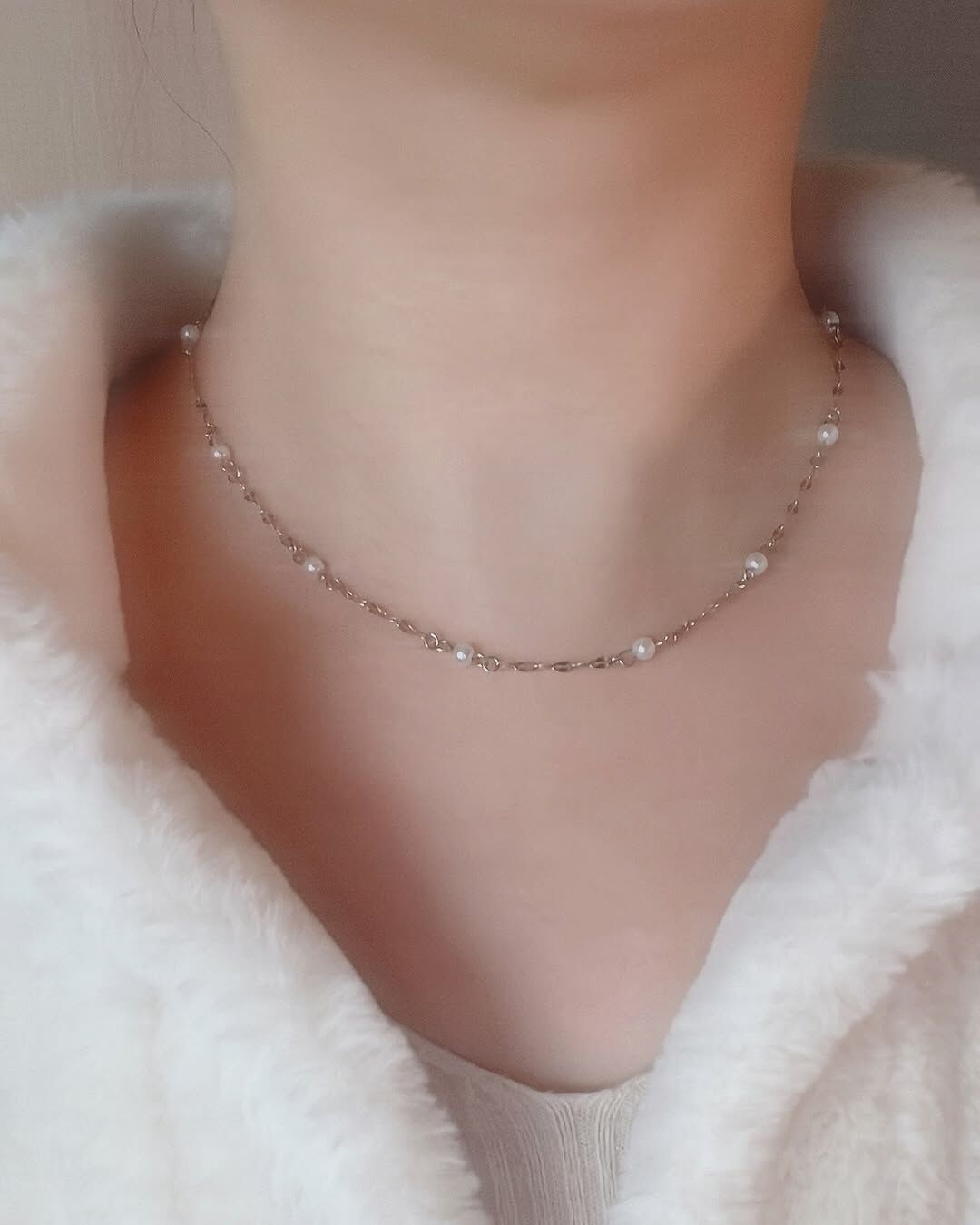 無法抗拒的珍珠項鍊! 一顆顆小珍珠 用水波鍊串連著 很知性 很溫柔 很有質感🐩 頸鏈的設計 像在脖子上圍了一圈光✨ 走到哪 都自帶光芒💫 而且是打了冷白皮的光🤍 水波鍊的設計 也幾乎不怕打結 非常方便🧸 金屬部分是不怕水的醫療鋼材質 不用怕戴久了會氧化發黑唷🌚 只需要負責漂漂亮亮就好💕📷