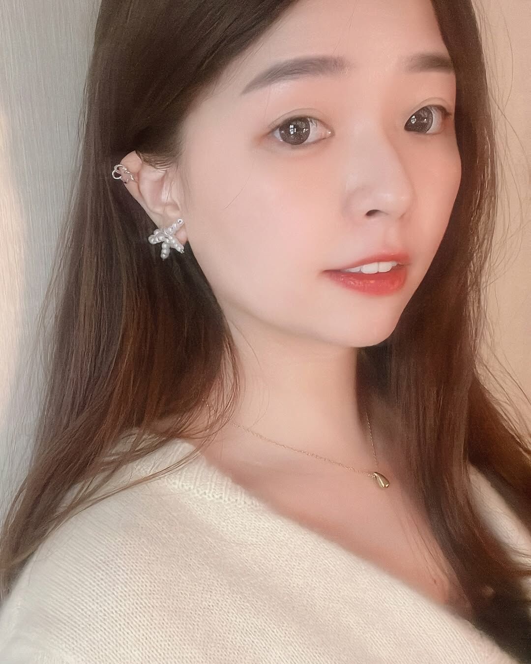 終於找到可愛的耳骨夾😍 沒有耳洞也可以把耳骨裝飾得漂漂亮亮💕  這款捲捲邊的花朵很可愛♡ 戴在耳骨上可愛又帶點個性 一個整體造型加分的小細節✨  夾的緊度可以依照耳朵的厚度調整唷🦦 這真的是不敢在耳骨打洞 又想要有點不一樣的人之福音👏🏻