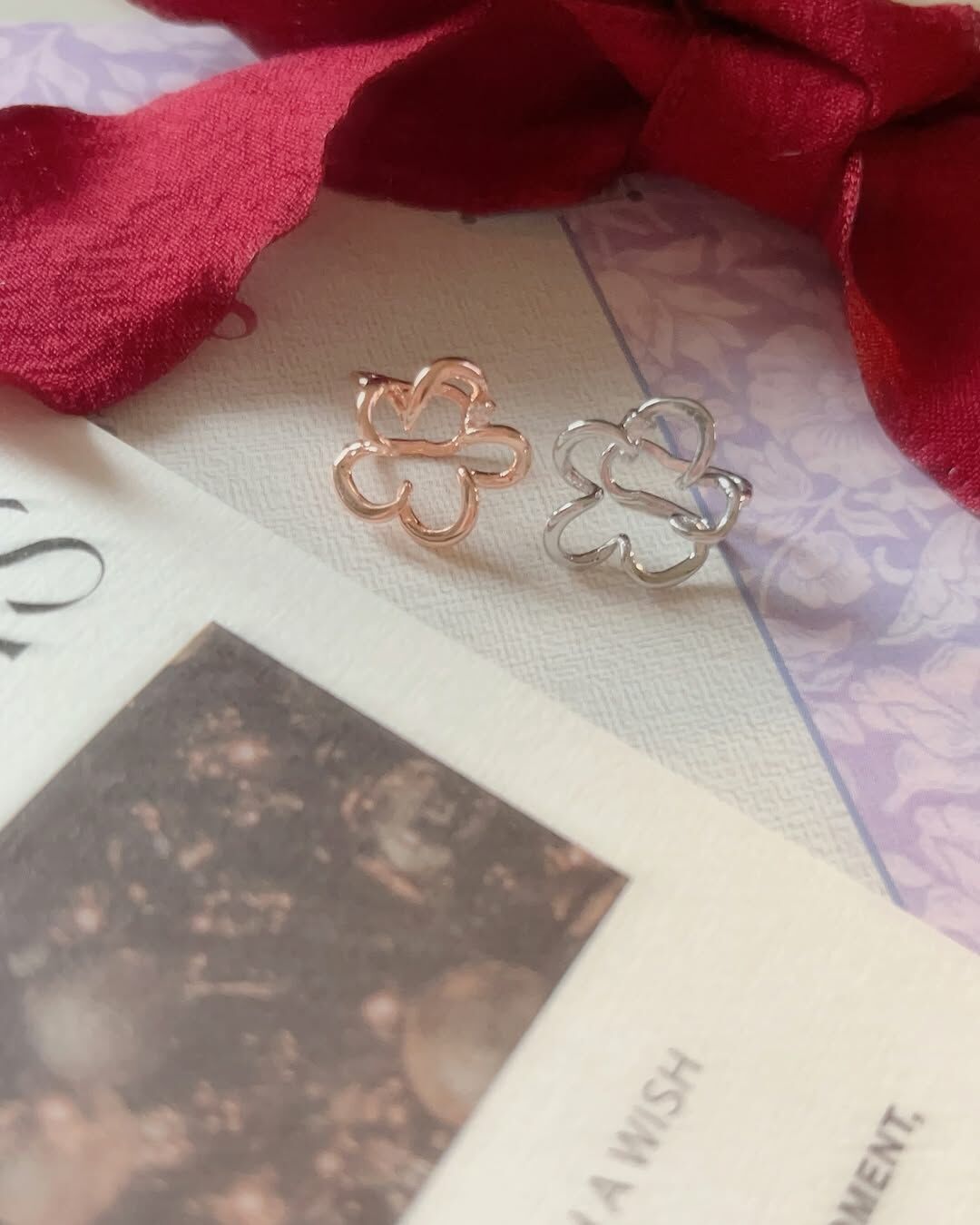 終於找到可愛的耳骨夾😍 沒有耳洞也可以把耳骨裝飾得漂漂亮亮💕  這款捲捲邊的花朵很可愛♡ 戴在耳骨上可愛又帶點個性 一個整體造型加分的小細節✨  夾的緊度可以依照耳朵的厚度調整唷🦦 這真的是不敢在耳骨打洞 又想要有點不一樣的人之福音👏🏻