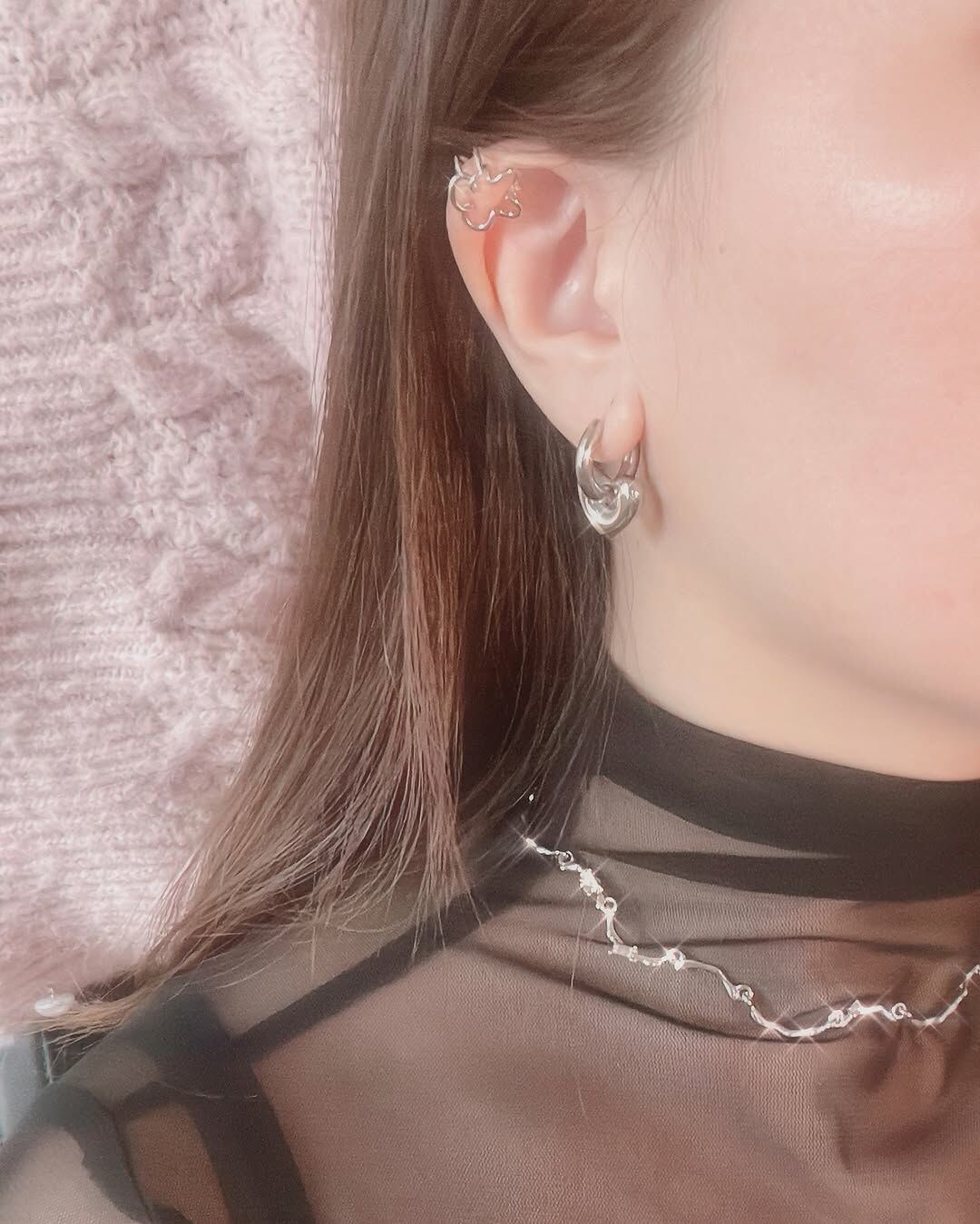 終於找到可愛的耳骨夾😍 沒有耳洞也可以把耳骨裝飾得漂漂亮亮💕  這款捲捲邊的花朵很可愛♡ 戴在耳骨上可愛又帶點個性 一個整體造型加分的小細節✨  夾的緊度可以依照耳朵的厚度調整唷🦦 這真的是不敢在耳骨打洞 又想要有點不一樣的人之福音👏🏻