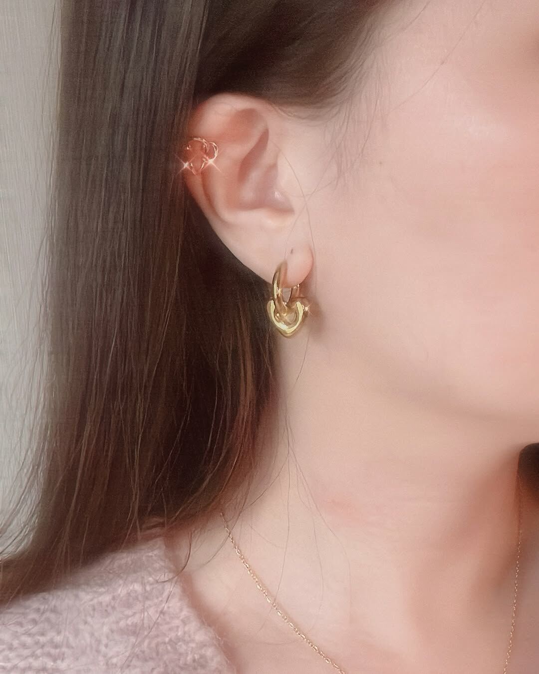 終於找到可愛的耳骨夾😍 沒有耳洞也可以把耳骨裝飾得漂漂亮亮💕  這款捲捲邊的花朵很可愛♡ 戴在耳骨上可愛又帶點個性 一個整體造型加分的小細節✨  夾的緊度可以依照耳朵的厚度調整唷🦦 這真的是不敢在耳骨打洞 又想要有點不一樣的人之福音👏🏻