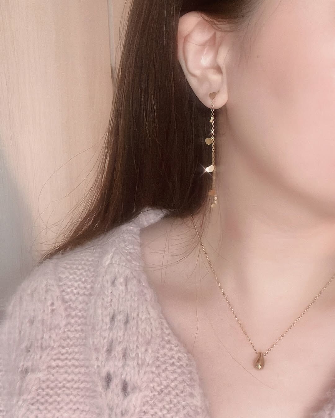 19世紀末 一位象徵主義畫家Gustav Klimt 在當時保守的歐洲藝術時代 他走在思想新浪潮的前端 擅於用畫作表達真實、直接的情感🎨🖌️  Klimt畫風既浪漫又神秘💕 加入黃金是他的創作特色與核心✨ 黃金也代表珍貴、永恆、神聖🪽  其中一幅畫為Golden tears 畫中一位女性閉著眼 默默留下眼淚 而眼淚是金箔繪製的💧  我想這表達我們每一滴眼淚都是珍貴的💛 每一次的流淚 都讓我們成長一點 難過的眼淚是 快樂的眼淚也是 這些成長也是永恆的、神聖的🤲🏻  用浪漫的畫風 紀錄流淚當下的情感 也許在隱隱表達 流淚後而堅強的你 很美☺️