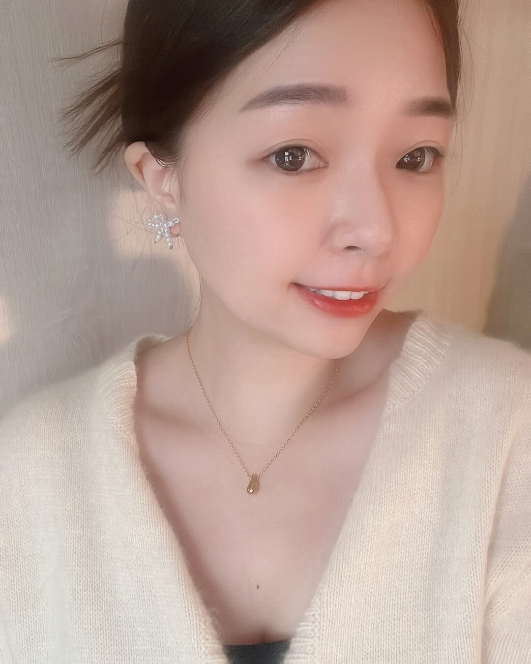 19世紀末 一位象徵主義畫家Gustav Klimt 在當時保守的歐洲藝術時代 他走在思想新浪潮的前端 擅於用畫作表達真實、直接的情感🎨🖌️  Klimt畫風既浪漫又神秘💕 加入黃金是他的創作特色與核心✨ 黃金也代表珍貴、永恆、神聖🪽  其中一幅畫為Golden tears 畫中一位女性閉著眼 默默留下眼淚 而眼淚是金箔繪製的💧  我想這表達我們每一滴眼淚都是珍貴的💛 每一次的流淚 都讓我們成長一點 難過的眼淚是 快樂的眼淚也是 這些成長也是永恆的、神聖的🤲🏻  用浪漫的畫風 紀錄流淚當下的情感 也許在隱隱表達 流淚後而堅強的你 很美☺️