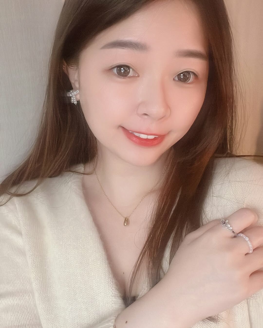 19世紀末 一位象徵主義畫家Gustav Klimt 在當時保守的歐洲藝術時代 他走在思想新浪潮的前端 擅於用畫作表達真實、直接的情感🎨🖌️  Klimt畫風既浪漫又神秘💕 加入黃金是他的創作特色與核心✨ 黃金也代表珍貴、永恆、神聖🪽  其中一幅畫為Golden tears 畫中一位女性閉著眼 默默留下眼淚 而眼淚是金箔繪製的💧  我想這表達我們每一滴眼淚都是珍貴的💛 每一次的流淚 都讓我們成長一點 難過的眼淚是 快樂的眼淚也是 這些成長也是永恆的、神聖的🤲🏻  用浪漫的畫風 紀錄流淚當下的情感 也許在隱隱表達 流淚後而堅強的你 很美☺️