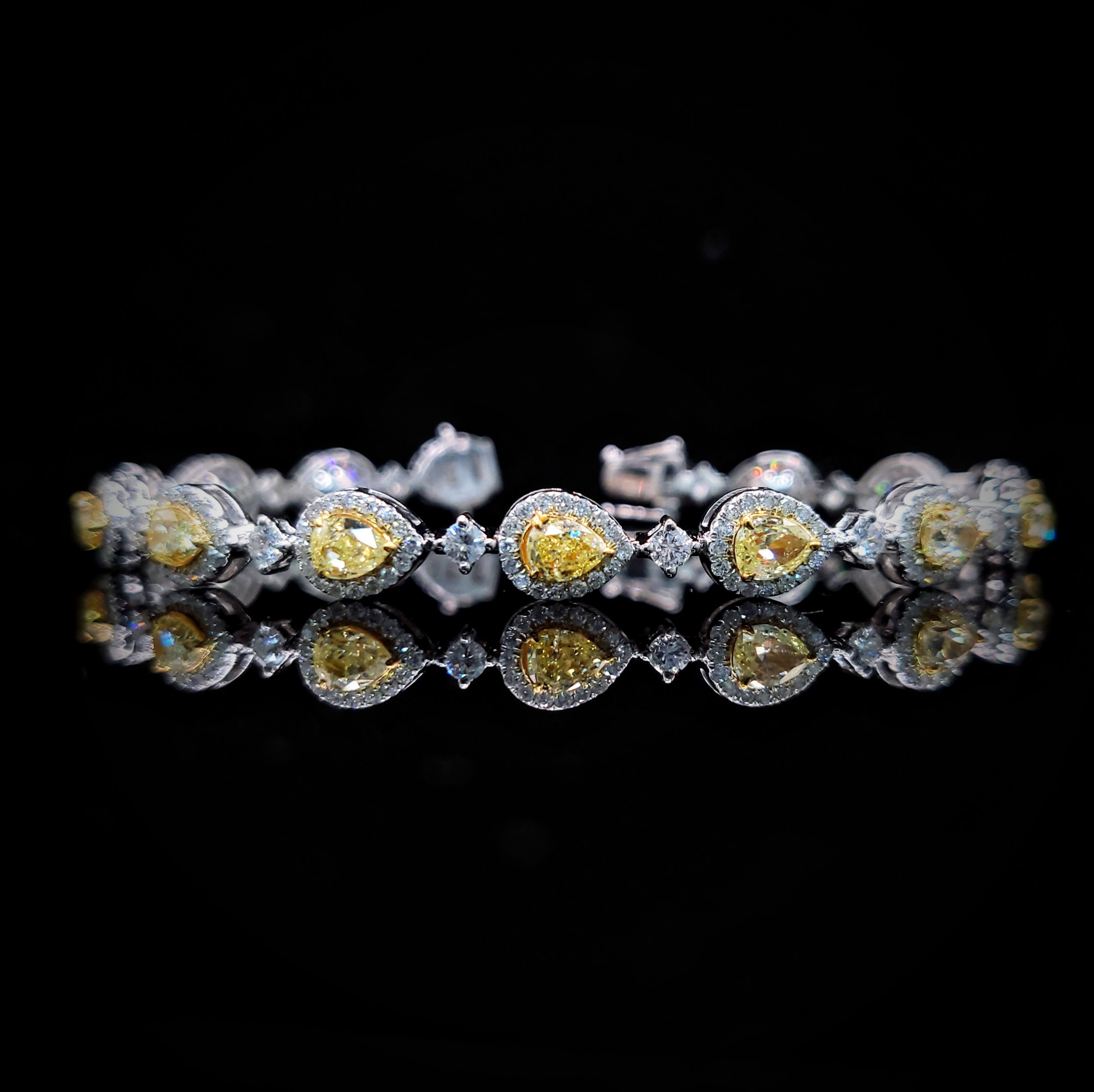 全新18K白金【主石3卡59份梨形彩黃鑽】配小鑽共5卡49份鑽石手鍊