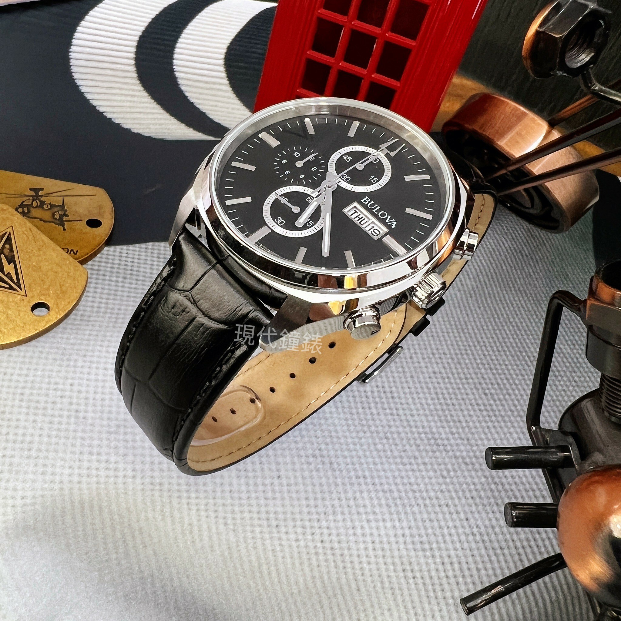 【BULOVA 寶路華】紳士三眼計時男腕錶96C133 41mm 現代鐘錶