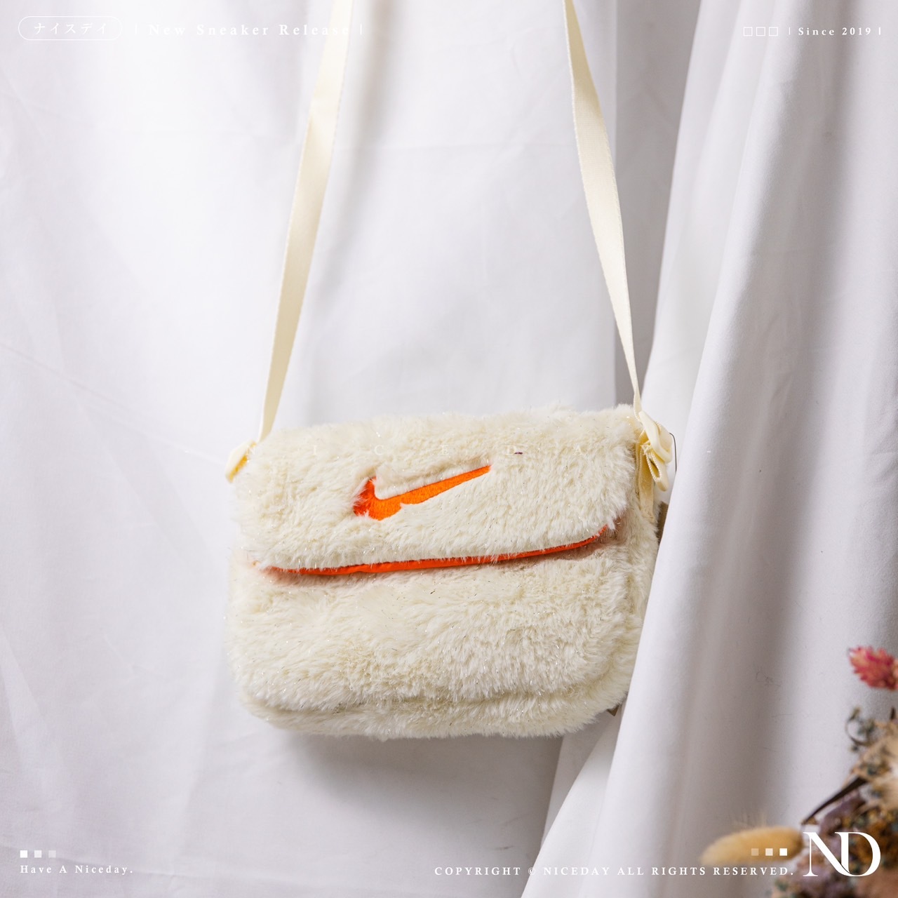 NICEDAY 現貨 Nike Crossbody Bag 迷你金蔥小包 絨毛 側背包 白 FZ1329-113