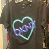[S] DKNY HEART WITH LOGO PRINT T-SHIRT,BLACK, B2461976-BLK (SD1161)