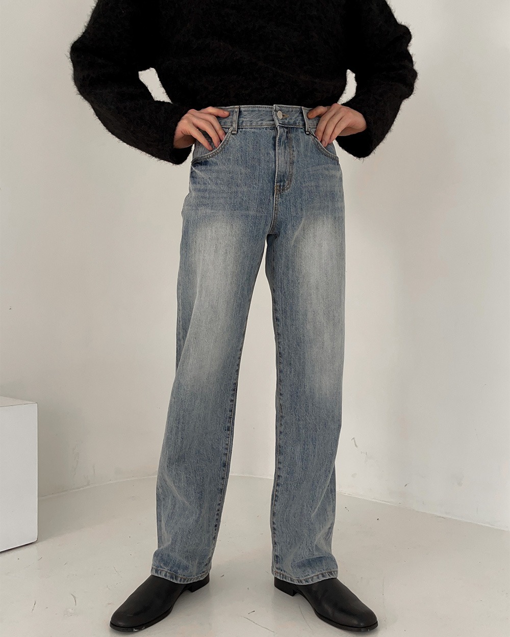 淺藍色寬牛仔褲