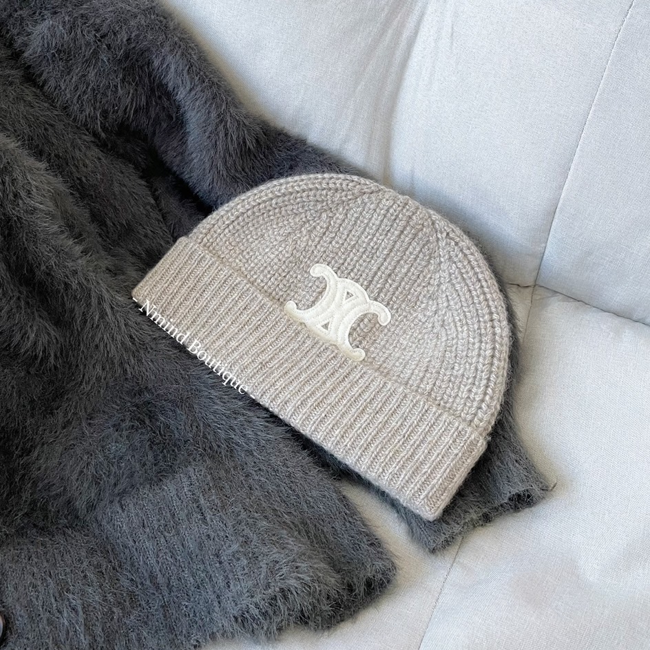 CELINE  TRIOMPHE BEANIE IN SEAMLESS CASHMERE / SAND