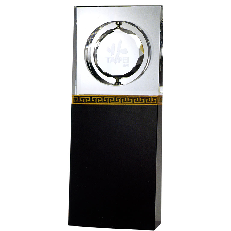 金屬獎座｜旋轉水晶獎牌 卓越設計象徵榮耀與創意動感