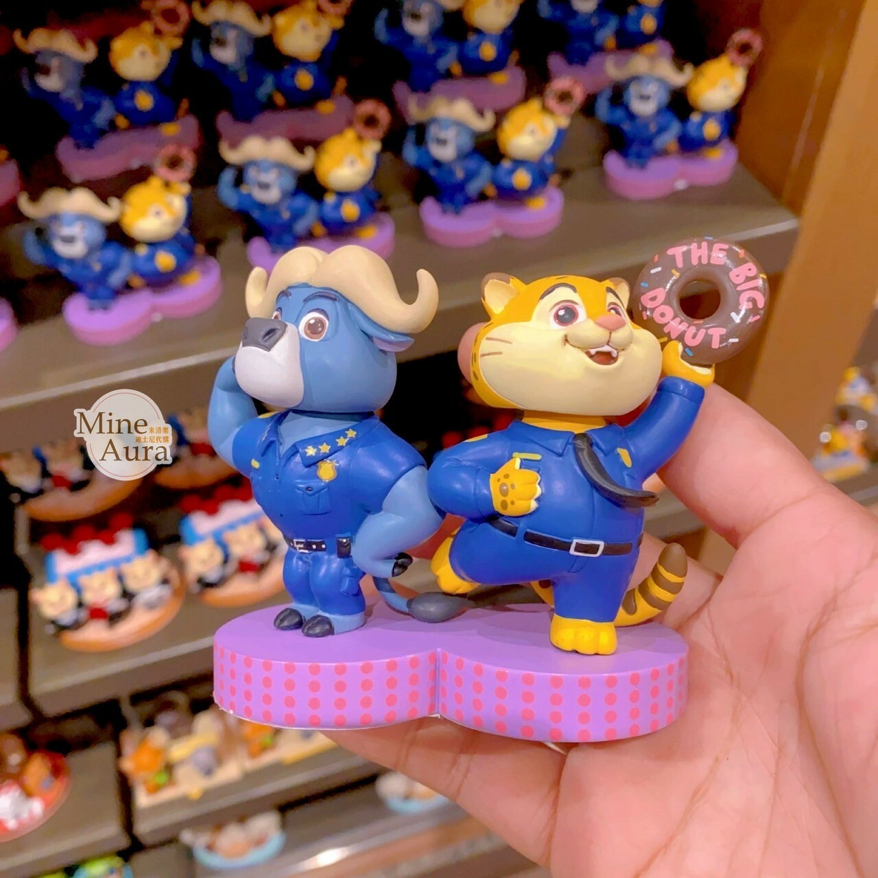洪金豹 Benjamin Clawhauser 蠻牛局長 Chief Bogo 拿甜甜圈 造型 擺飾品 動物方城市 Zootopia -上海迪士尼樂園