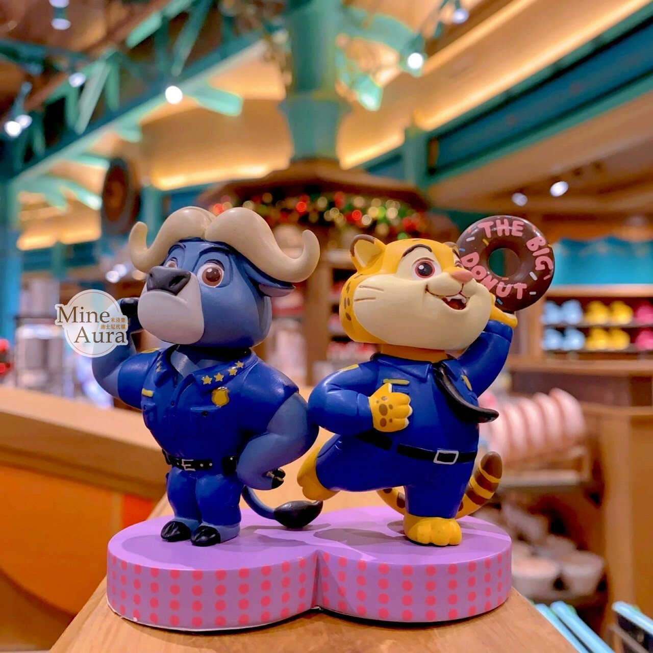 洪金豹 Benjamin Clawhauser 蠻牛局長 Chief Bogo 拿甜甜圈 造型 擺飾品 動物方城市 Zootopia -上海迪士尼樂園