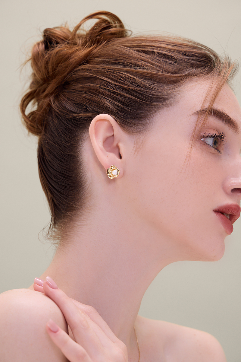 法式優雅金屬珍珠花朵。銀針耳環(金)