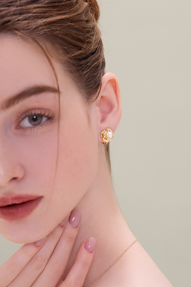 法式優雅金屬珍珠花朵。夾式耳環(金)