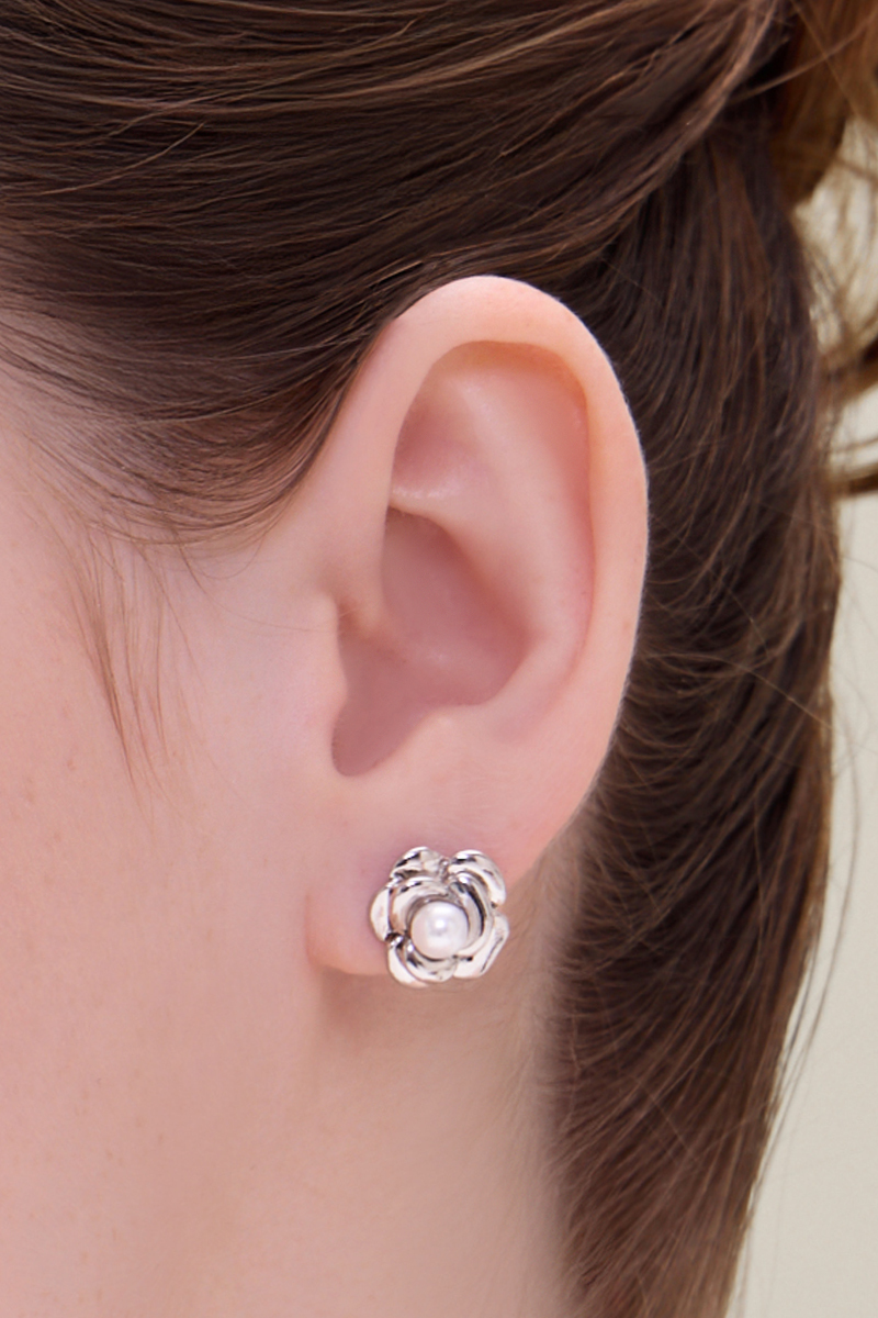 法式優雅金屬珍珠花朵。銀針耳環(銀)