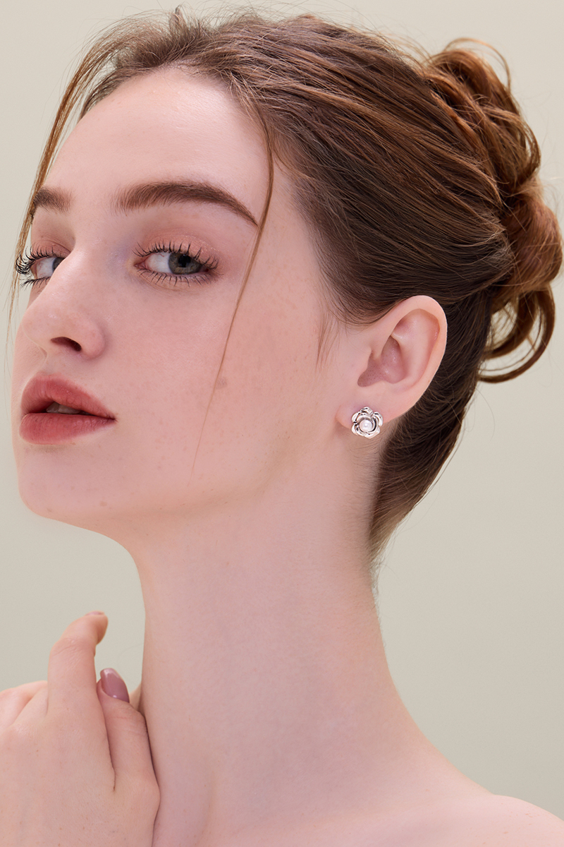 法式優雅金屬珍珠花朵。銀針耳環(銀)