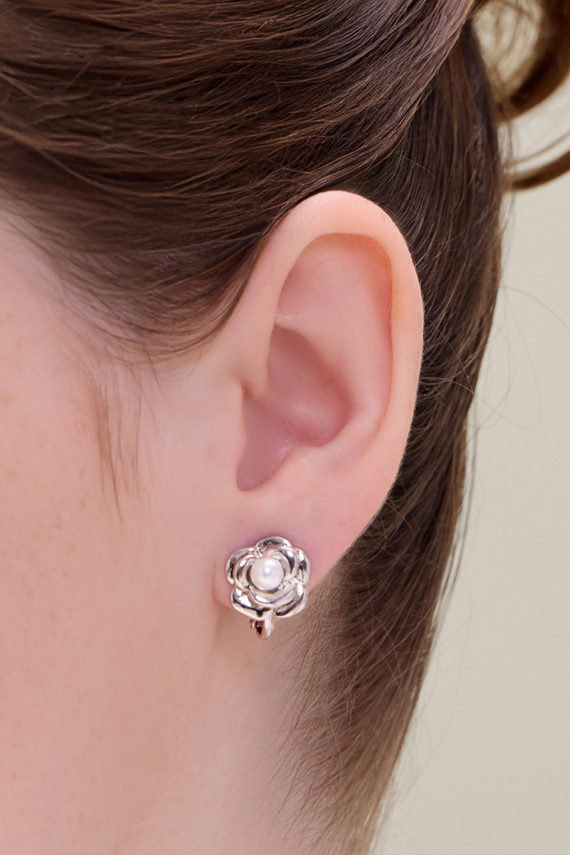 法式優雅金屬珍珠花朵。夾式耳環(銀)