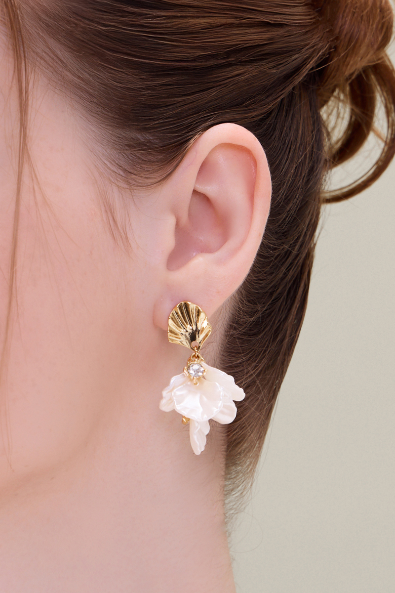 珍珠花瓣流蘇。銀針耳環