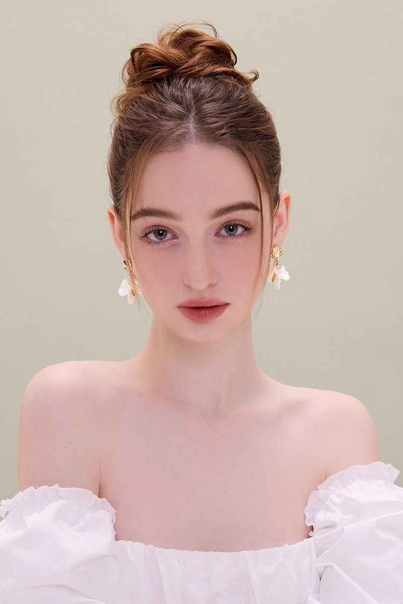 珍珠花瓣流蘇。夾式耳環