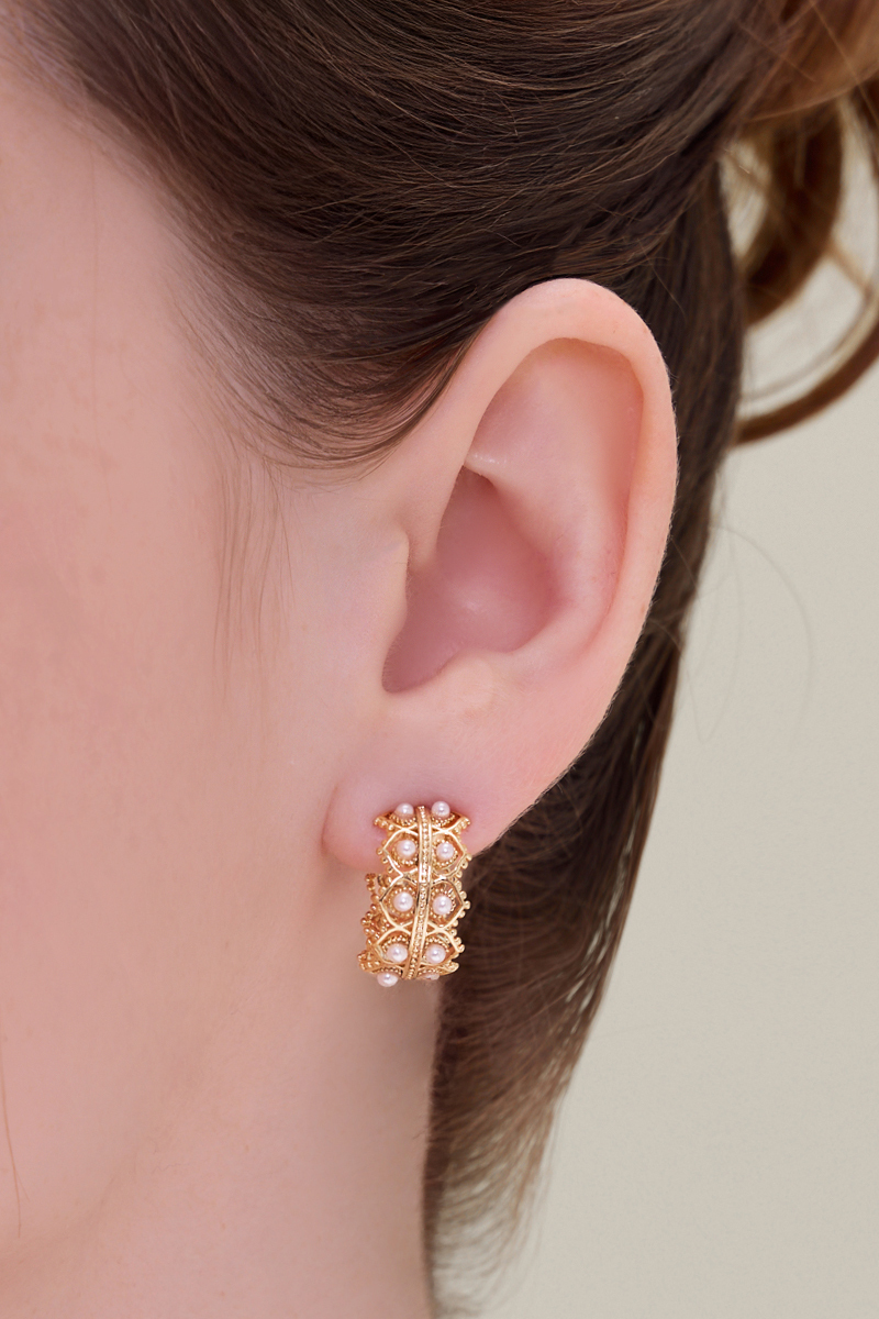 法式C形珍珠。夾式耳環