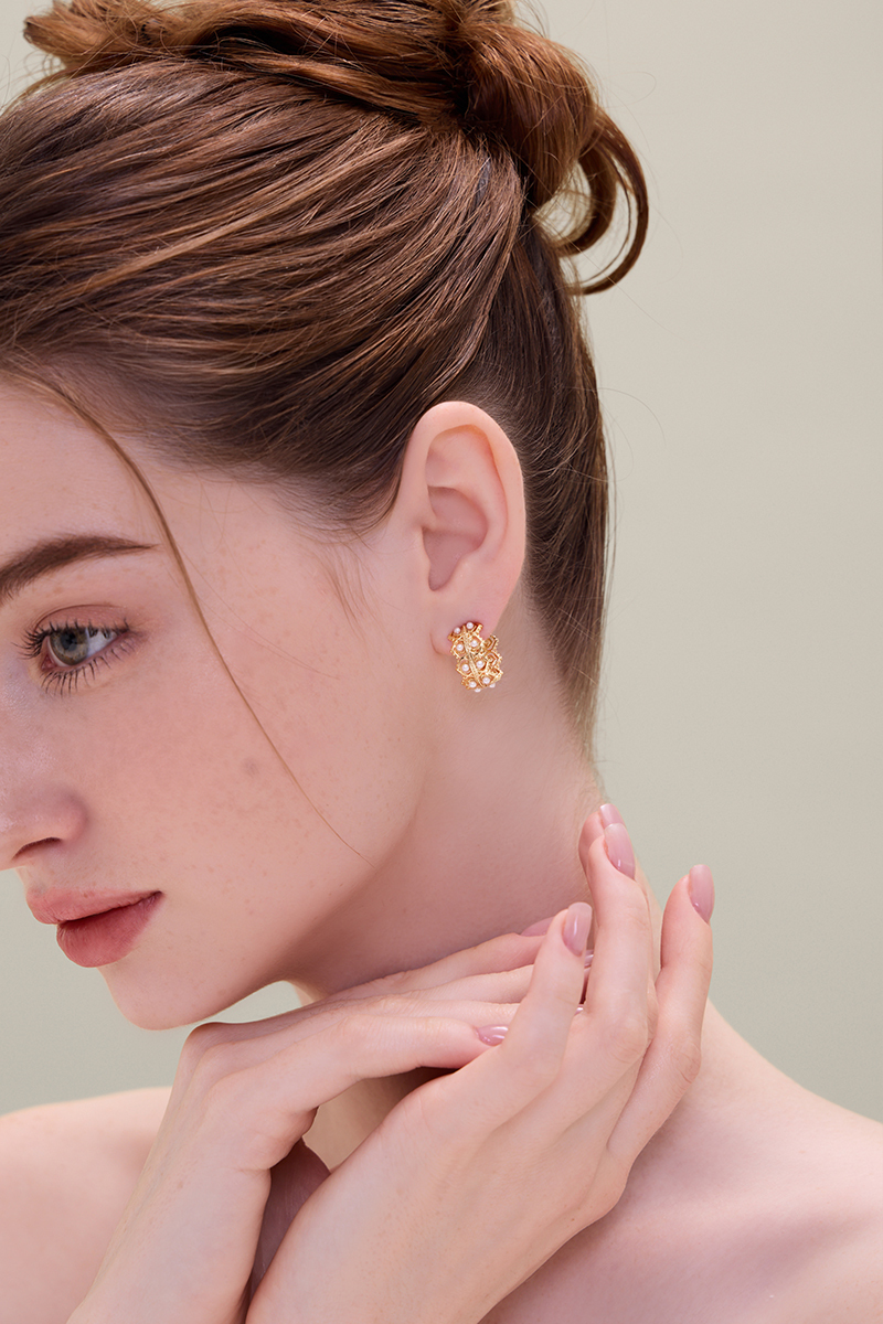 法式C形珍珠。銀針耳環