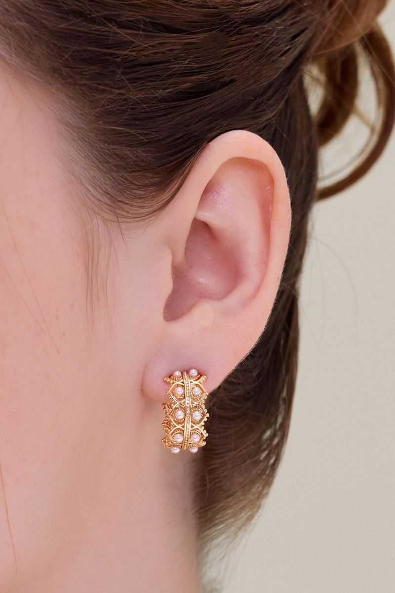 法式C形珍珠。銀針耳環