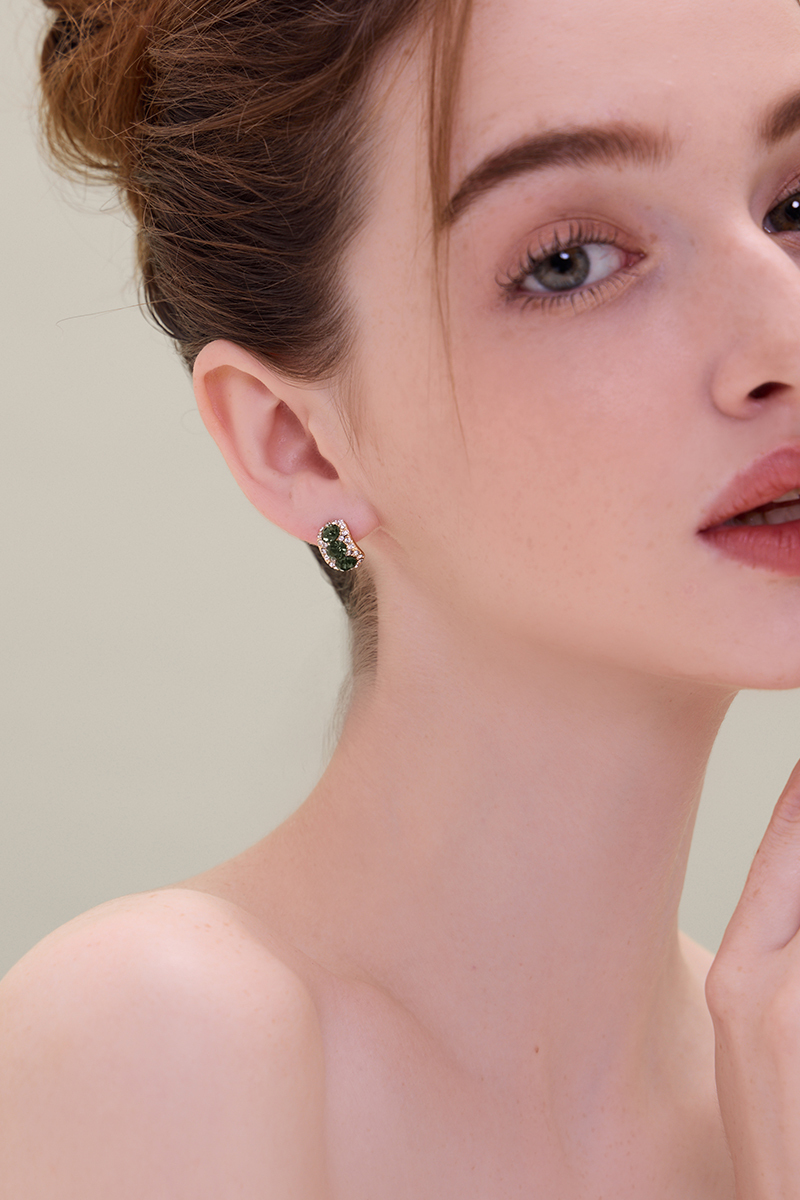 閃耀綠鋯石。夾式耳環