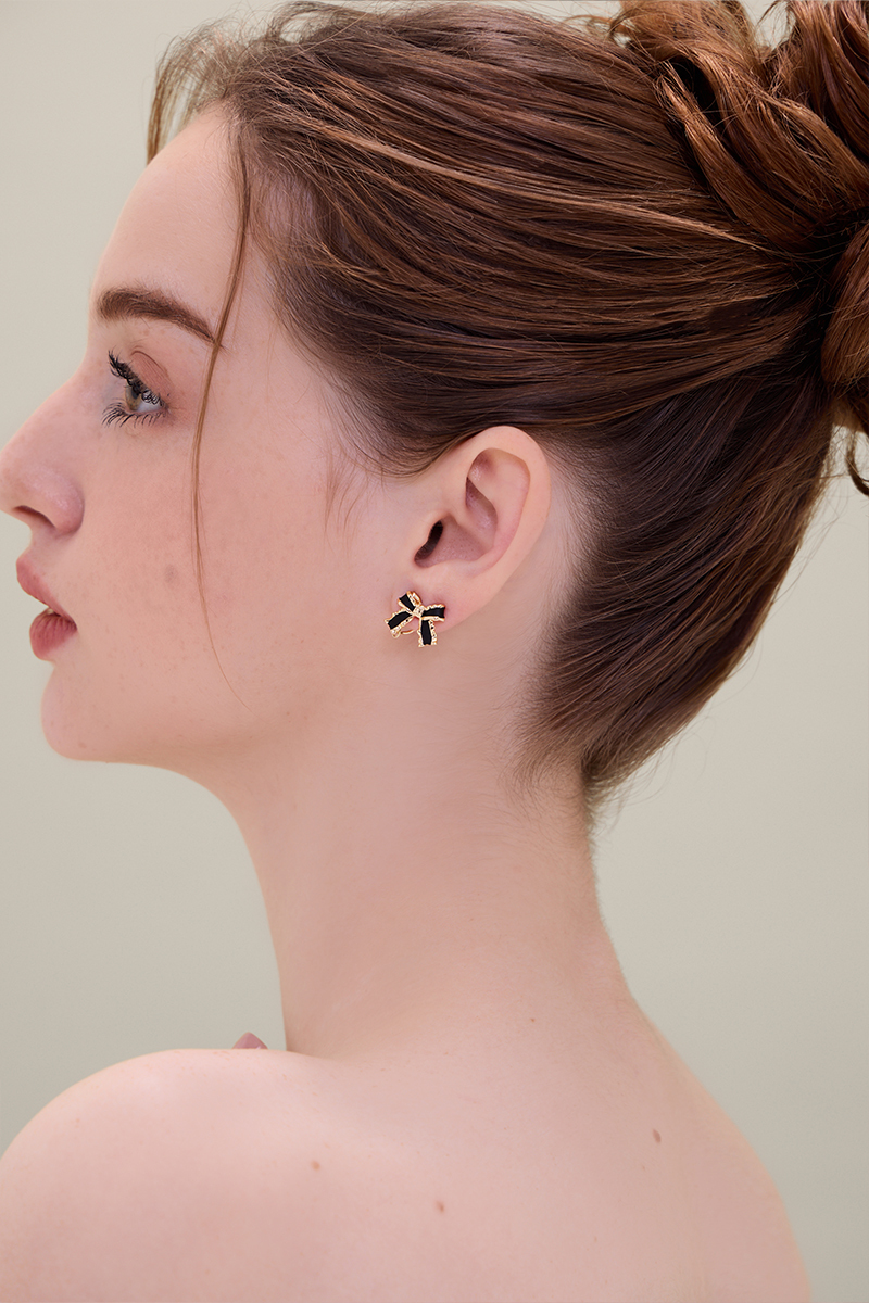 法式蝴蝶結。夾式耳環