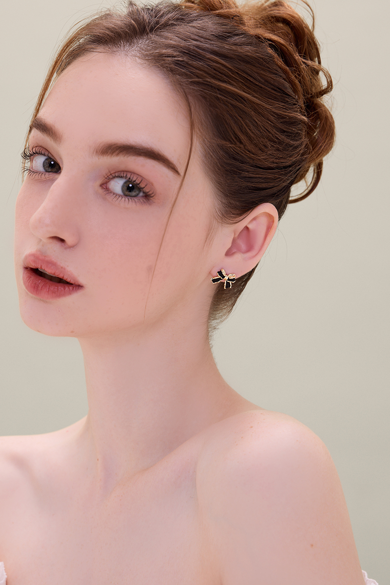 法式蝴蝶結。夾式耳環