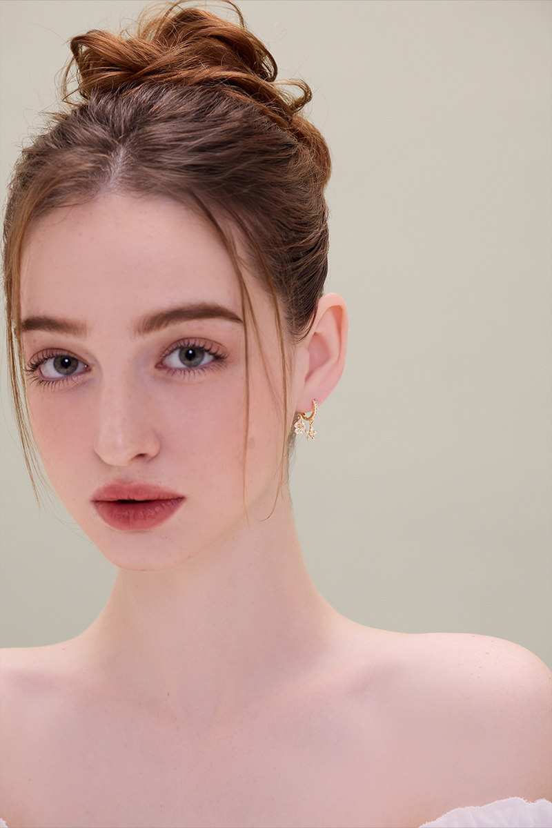 金屬鋯石垂墜小花。銀針耳環