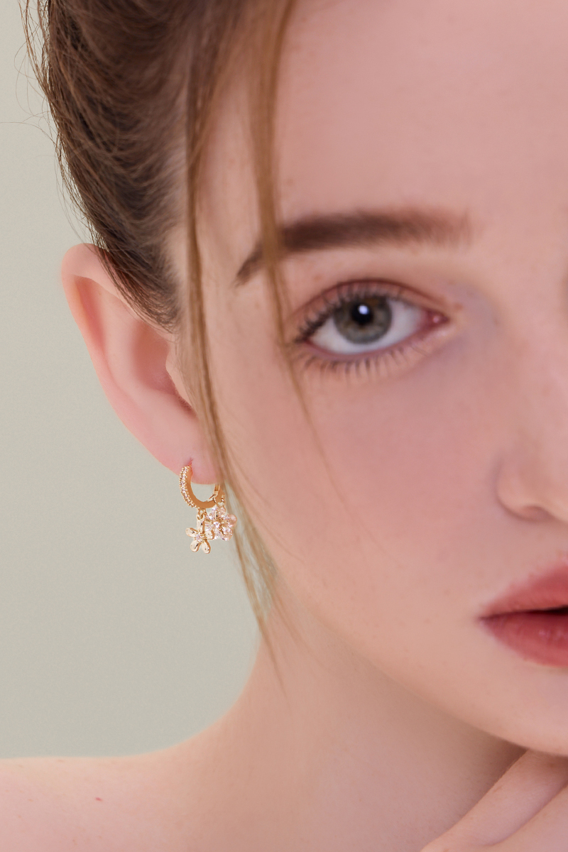 金屬鋯石垂墜小花。銀針耳環